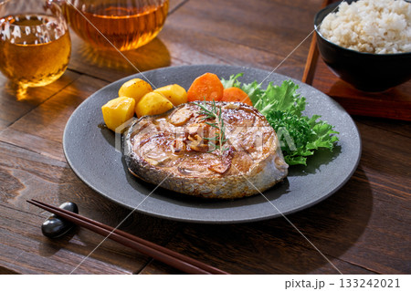 マグロのテールステーキのガーリックソテー マグロのテールステーキのガーリックソテー 133242021