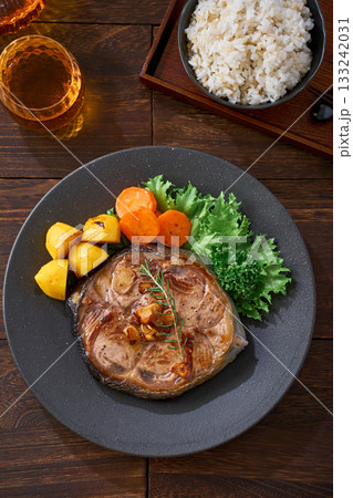 マグロのテールステーキのガーリックソテー 133242031