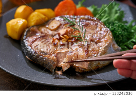 マグロのテールステーキのガーリックソテー 133242036