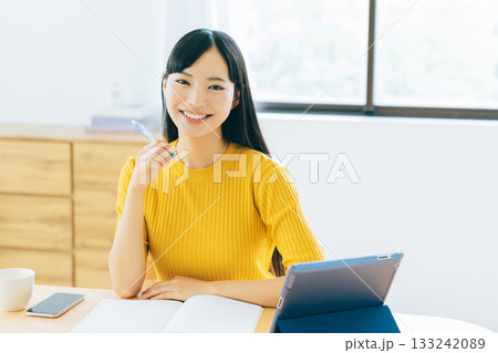 リビングでオンライン学習する大学生 リビングでオンライン学習する大学生 133242089