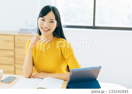 リビングでオンライン学習する大学生 133242091