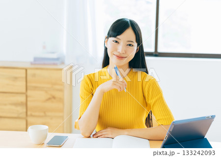 リビングでオンライン学習する大学生 133242093