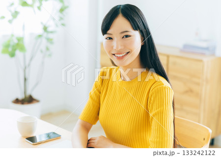 笑顔の若い女性 133242122