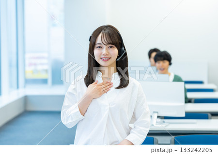 インカムで話すオペレーターの若い女性 133242205