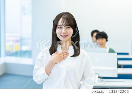 インカムで話すオペレーターの若い女性 133242206