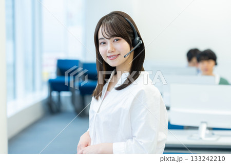 インカムで話すオペレーターの若い女性 133242210
