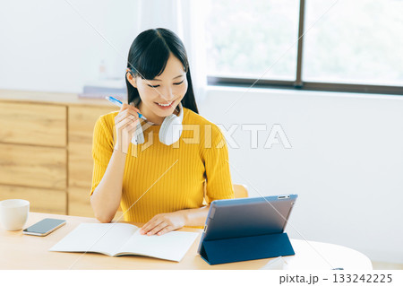 リビングでオンライン学習する大学生 133242225