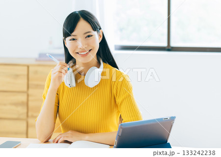 リビングでオンライン学習する大学生 リビングでオンライン学習する大学生 133242238
