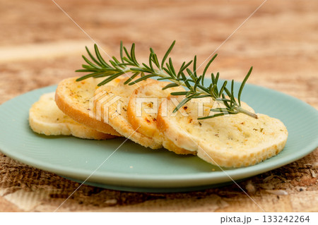 ガーリックラスクにローズマリーが添えられている ガーリックラスクにローズマリーが添えられている 133242264
