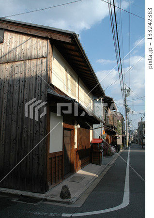 Old Japanese houses / 古い日本家屋の古民家が立ち並ぶ町の夕暮れ時の通り 133242383