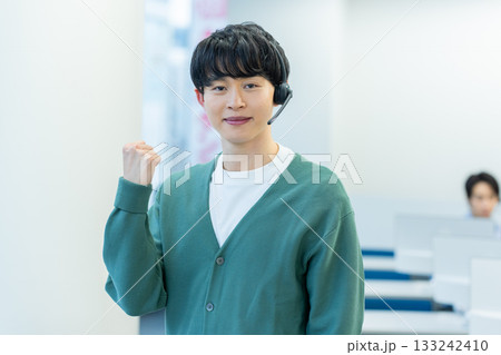 インカムで話すオペレーターの若い男性 133242410