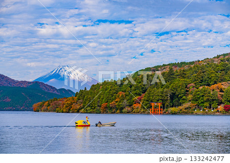 【神奈川県】元箱根港 静かな湖上でスワンボートを引く光景 【神奈川県】元箱根港 静かな湖上でスワンボートを引く光景 133242477