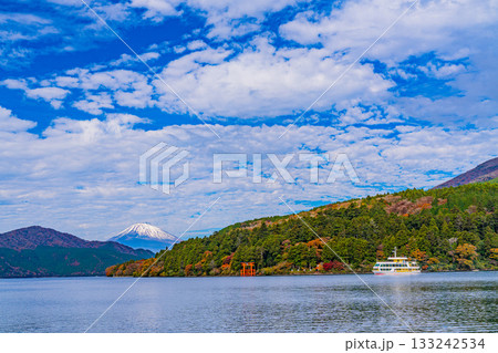 【神奈川県】紅葉が美しい芦ノ湖・元箱根港を出航した観光船 【神奈川県】紅葉が美しい芦ノ湖・元箱根港を出航した観光船 133242534