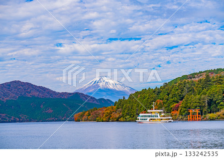 【神奈川県】紅葉が美しい芦ノ湖・元箱根港を出航した観光船 133242535