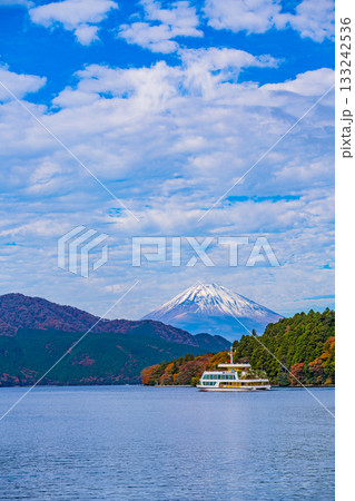 【神奈川県】紅葉が美しい芦ノ湖・元箱根港を出航した観光船 133242536