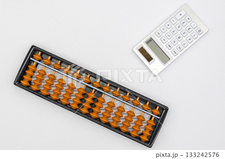 電卓とそろばん 電卓とそろばん 133242576