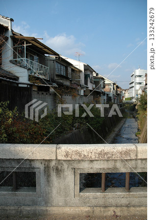 Old houses / 用水路に沿って古い日本家屋の古民家が立ち並ぶ町の夕暮れ時の懐かしい風景 133242679