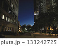 都心の夜景 ビルと整備された路 133242725
