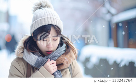 屋外で寒がる女性（AI生成画像） 133242764