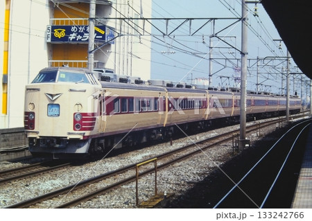 183系9両による総武線特急「しおさい」5号、1005M列車、本八幡、1982年6月6日 183系9両による総武線特急「しおさい」5号、1005M列車、本八幡、1982年6月6日 133242766