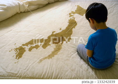 おねしょが日本地図に見える 133242839
