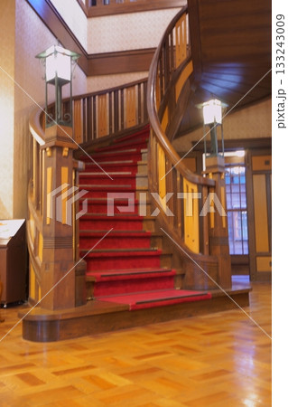 レトロな階段　文化のみち二葉館 133243009