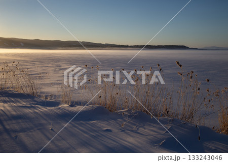 厳冬期の網走湖畔 133243046