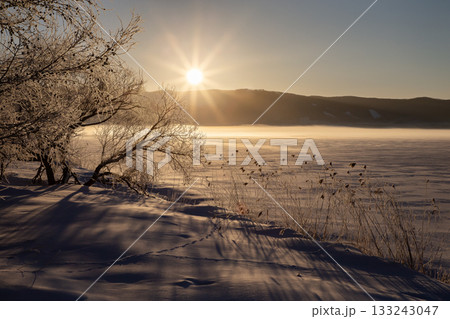 厳冬期の網走湖畔 133243047