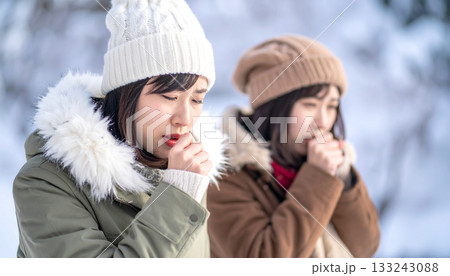 屋外で寒がる女性たち（AI生成画像） 133243088