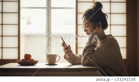 こたつでくつろぐ若い日本人女性 こたつでくつろぐ若い日本人女性 133243136