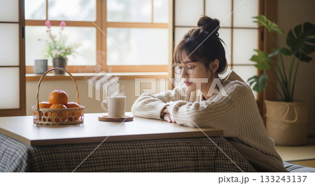 こたつでくつろぐ若い日本人女性 133243137
