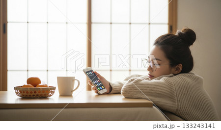 こたつでうたた寝をする日本人女性 こたつでうたた寝をする日本人女性 133243141