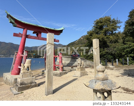 広島 岩小島 厳島神社の鳥居 広島 岩小島 厳島神社の鳥居 133243144
