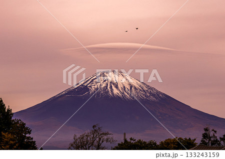 傘雲富士山 133243159