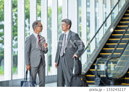 ビジネスマン　シニアの男性 133243217