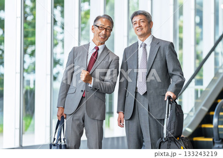 ビジネスマン　シニアの男性 133243219