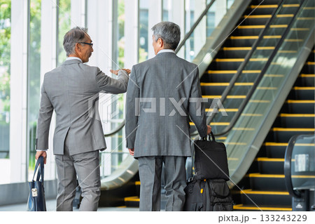 ビジネスマン　ミドル男性 133243229
