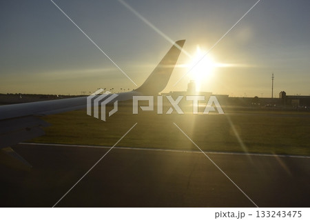 離陸の翼と夕日 133243475