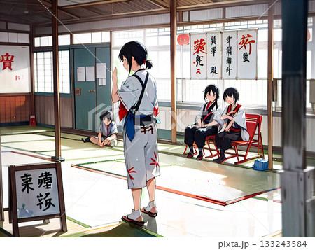 和室に集まり行事の説明を聞く浴衣姿の人々 133243584