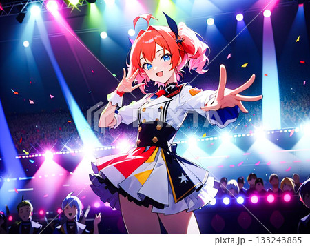 スポットライトを全身に浴びてポーズをとる女性 スポットライトを全身に浴びてポーズをとる女性 133243885