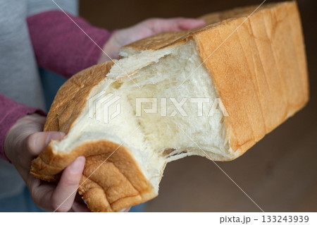 柔らかい食パンを持っている人 柔らかい食パンを持っている人 133243939