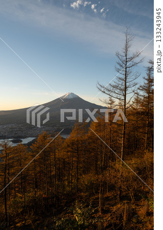 夜明けと富士山　新道峠 133243945