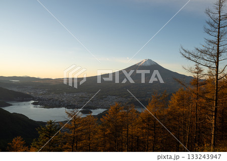 夜明けと富士山 新道峠 夜明けと富士山 新道峠 133243947