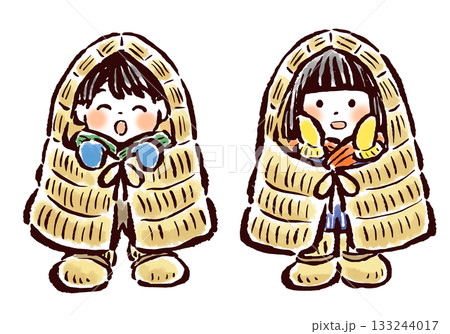 簑（みの）をかぶって雪ん子体験をする子どもたち 133244017