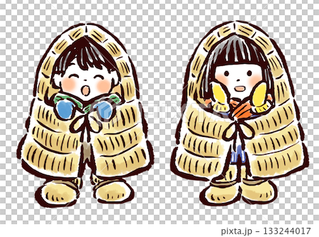簑（みの）をかぶって雪ん子体験をする子どもたち 133244017
