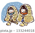 雪の中簑（みの）をかぶって歩く子どもたち 133244018