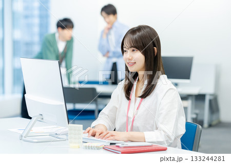 オフィスで働くビジネスウーマン 133244281