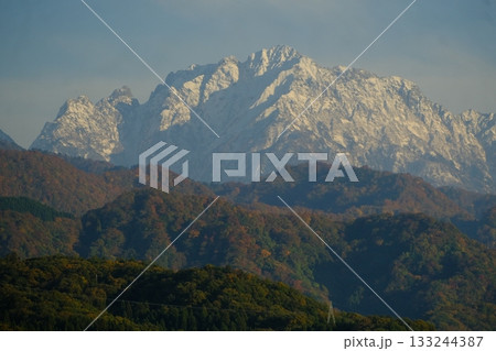 雪の剱岳と紅葉 133244387