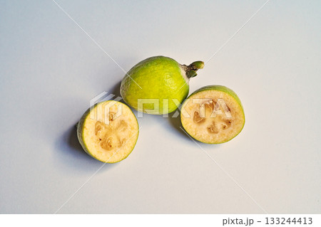 カットしたフェイジョアの実（秋、十一月） 133244413