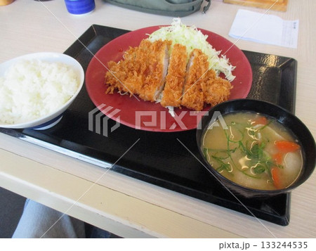 とんかつ外食チェーン「かつや」の人気メニュー「ロースカツ定食」 とんかつ外食チェーン「かつや」の人気メニュー「ロースカツ定食」 133244535
